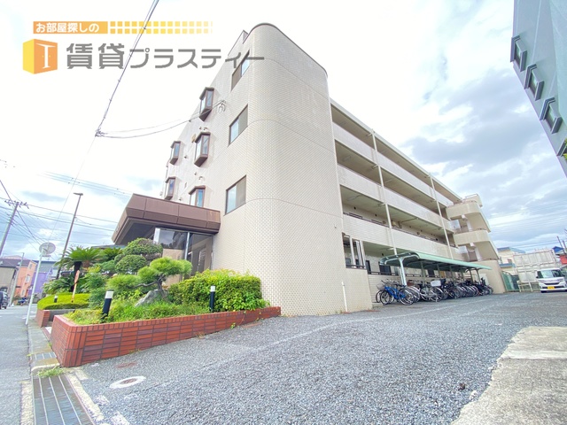 建物外観　目の前はお寿司屋さん。その横はピザ屋さん。。