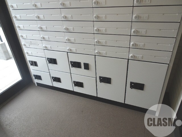 エントランス　留守中の荷物の受取は宅配ＢＯＸで♪