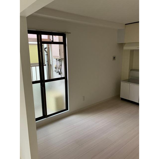 居室・リビング　床色が明るい色合いで綺麗です♪