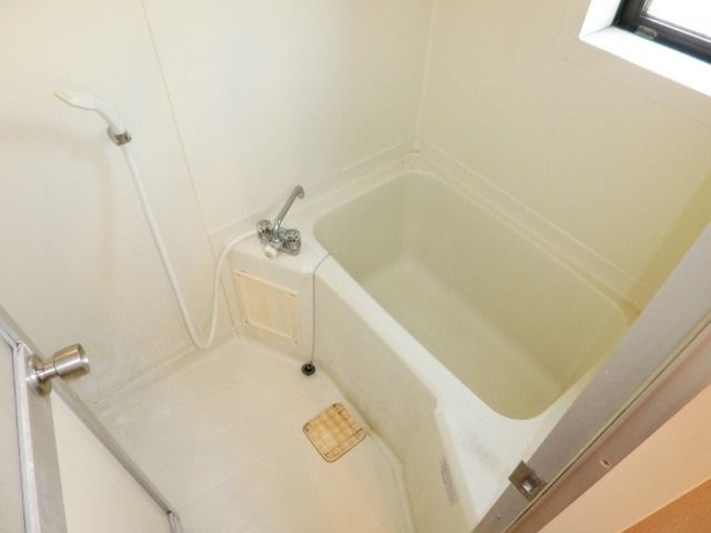 バス・シャワールーム　清潔感のあるバスルームです。