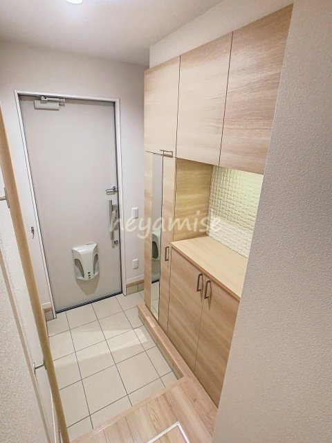 玄関　※写真は別号室