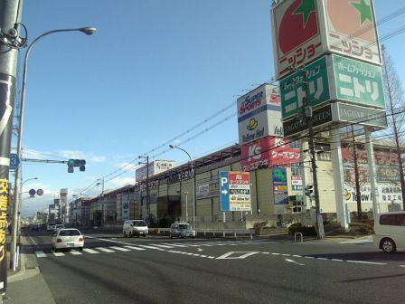 ショッピングセンター　ジャガータウン（ショッピングセンター）まで800m