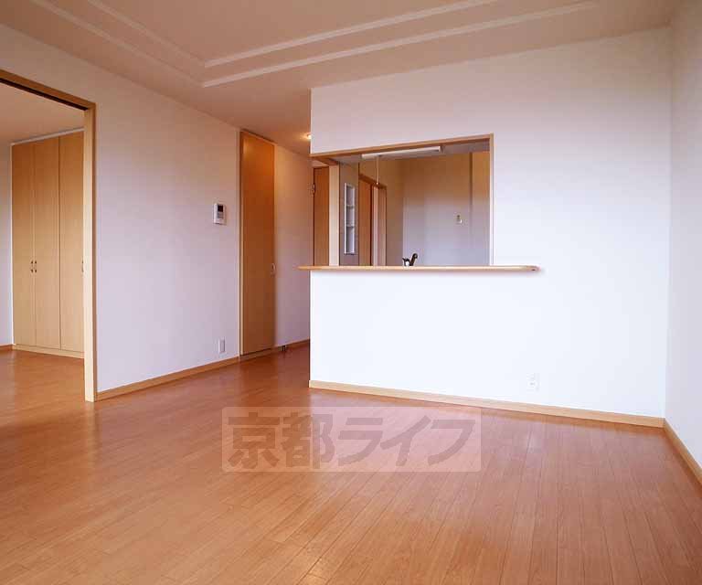 居室・リビング　カウンターキッチンのおしゃれな室内です！