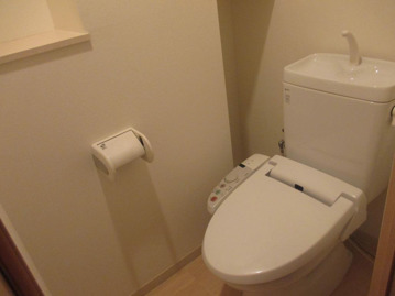 トイレ　別室の写真となります。 ※タイプに相違があります。