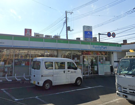 コンビニ　ファミリーマート（コンビニ）まで822m