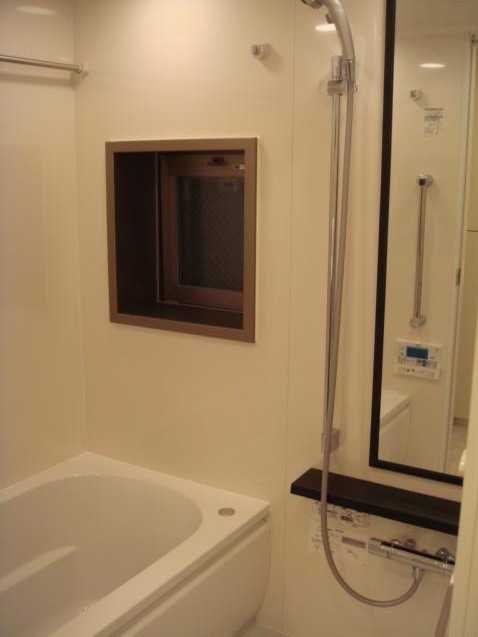 バス・シャワールーム　窓付きで清潔感のあるバスルームです。