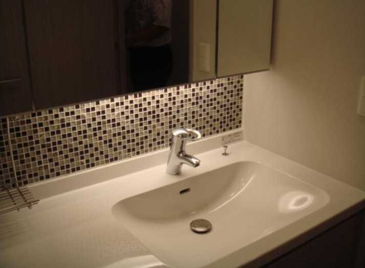 洗面設備　大きな鏡の独立洗面台完備です。