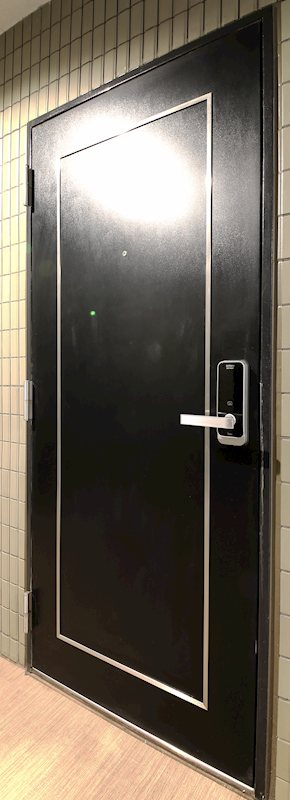 玄関　各戸別ドアには非接触式スマートカードキーロックが装備されます