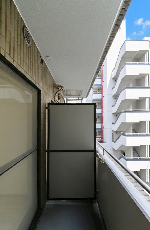 バルコニー　中庭側で洗濯物を干せるベランダ