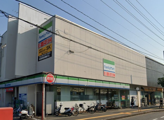 コンビニ　ファミリーマート（コンビニ）まで781m