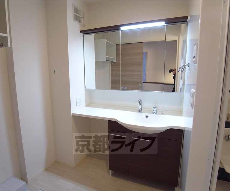 洗面設備　便利な洗面台です。