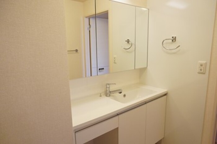 洗面設備　※同物件他部屋写真　反転の場合有