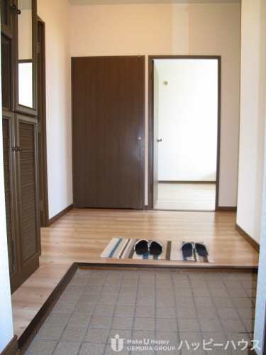 玄関　退去予定の為現状優先です。モデルルームの写真ですので家具・家