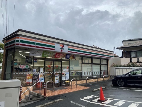 コンビニ　セブンイレブン（コンビニ）まで605m