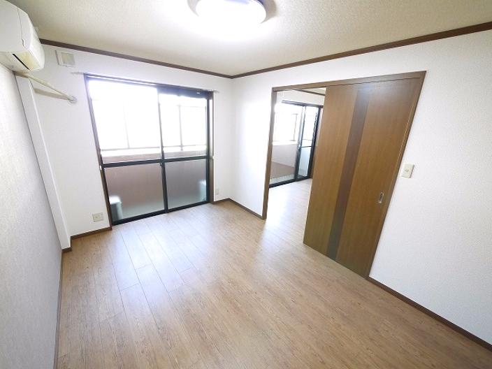 その他部屋・スペース　落ち着いた色調の寝室です