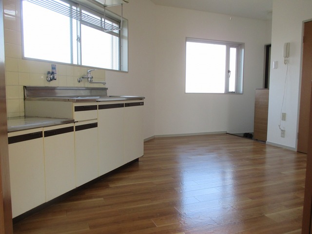 居室・リビング　採光窓が多く明るいお部屋です