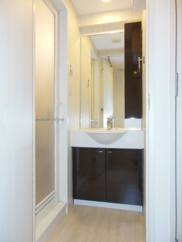 洗面設備　スタイリッシュなデザインの独立洗面化粧台