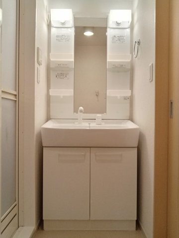 洗面設備　ゆったりとスペースのある洗面所