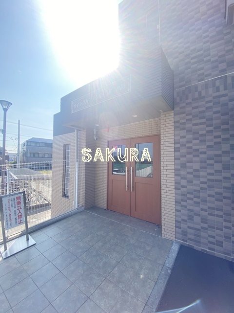 エントランス　重厚感のある建物デザイン♪