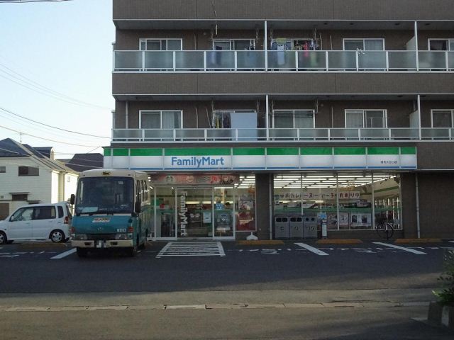 コンビニ　ファミリーマート（コンビニ）まで190m
