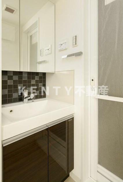 洗面設備　明るい洗面所です