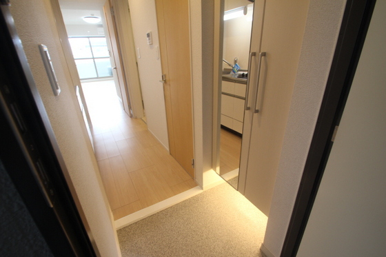 玄関　※同シリーズの別建物です。