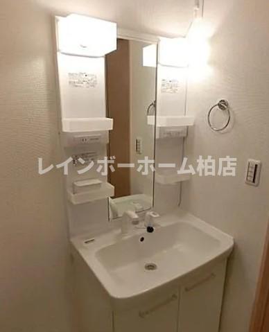 洗面設備　明るい洗面所です