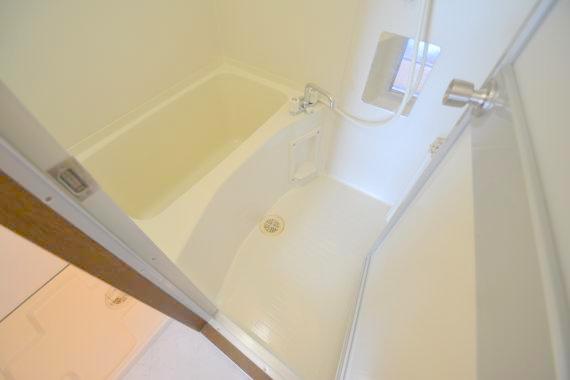 バス・シャワールーム　広めのお風呂は一日の疲れを癒してくれます。