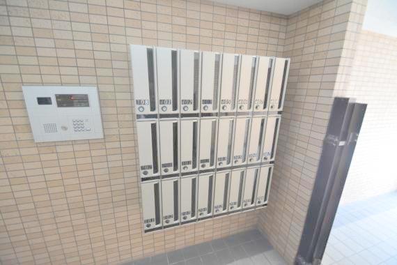 ロビー　ロビーにある各部屋毎のメールボックス。