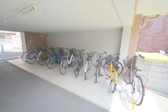 駐車場　敷地内には入居者専用の駐輪スペースもあります。
