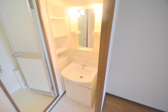 洗面設備　身支度が出来る独立洗面台です。