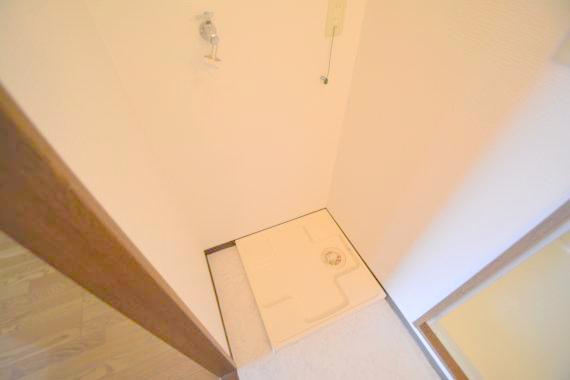 その他設備　嬉しい室内洗濯機置場。これで洗濯機も長持ちしますね。