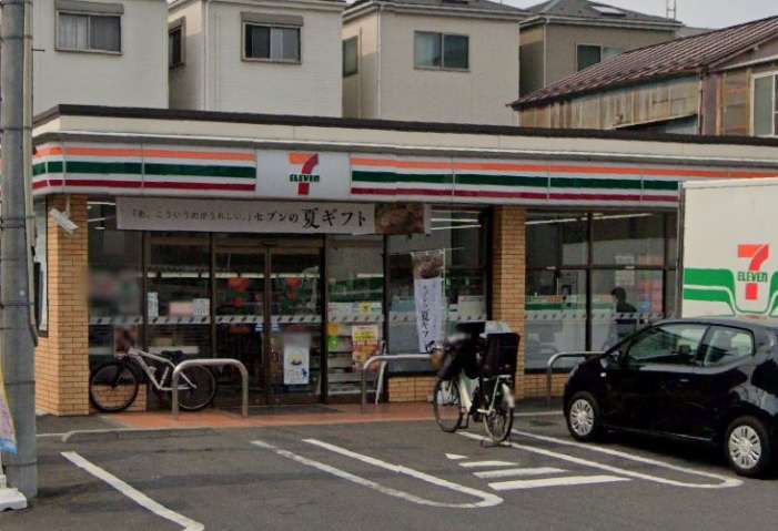 コンビニ　セブンイレブン（コンビニ）まで550m