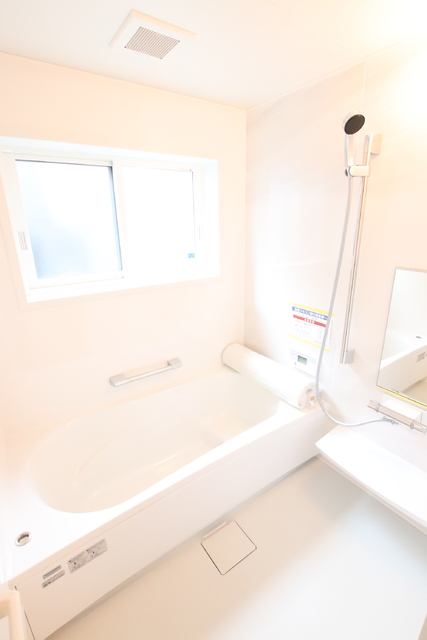 バス・シャワールーム　一日の疲れを癒やせるゆったりとしたバスタブです。