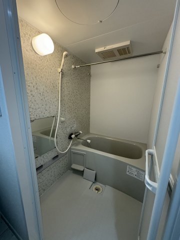 バス・シャワールーム　反転間取り部屋写真使用