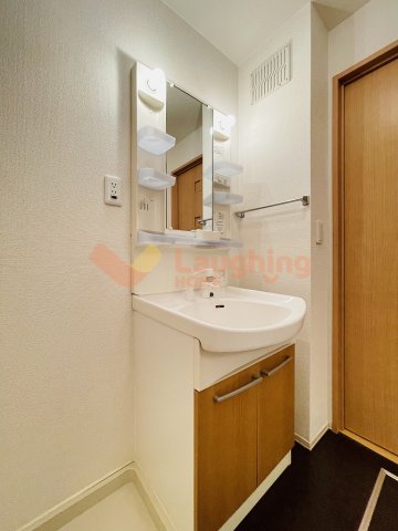 洗面設備　明るい洗面所です