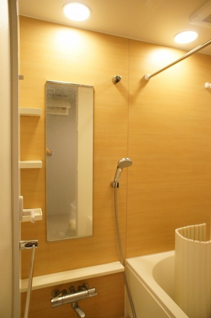 バス・シャワールーム　バストイレ別で清潔感のある水回り