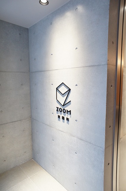 エントランス　防犯カメラ設置で安全性を高めた重厚感のあるエントランスホール