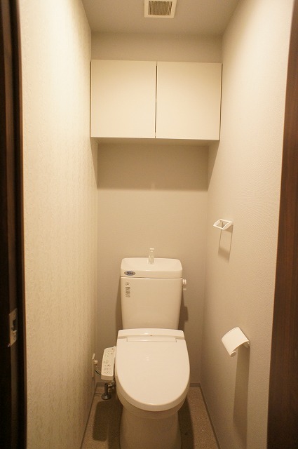 トイレ　ウォシュレット付きのトイレで快適です。