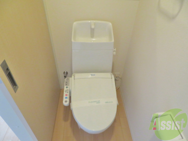 トイレ　ウォシュレットもついていてピカピカのトイレです