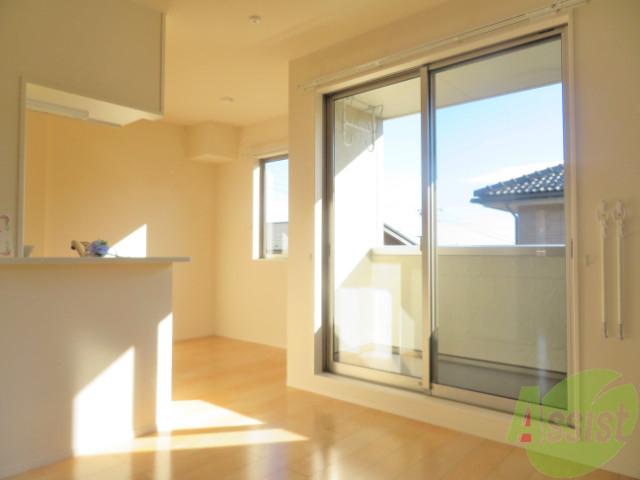 居室・リビング　南向き、１０．１帖のリビングキッチン、陽当たり良好です