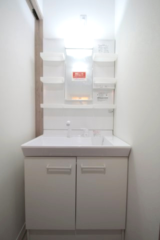 洗面設備　シャワー付き独立洗面化粧台
