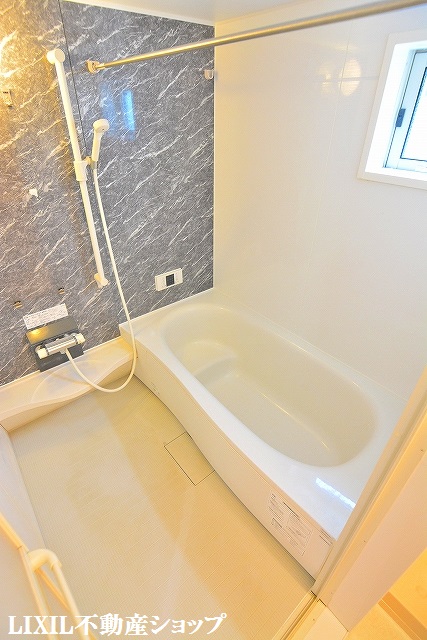 バス・シャワールーム　小窓のある追い焚き機能付きの広めの浴室です。