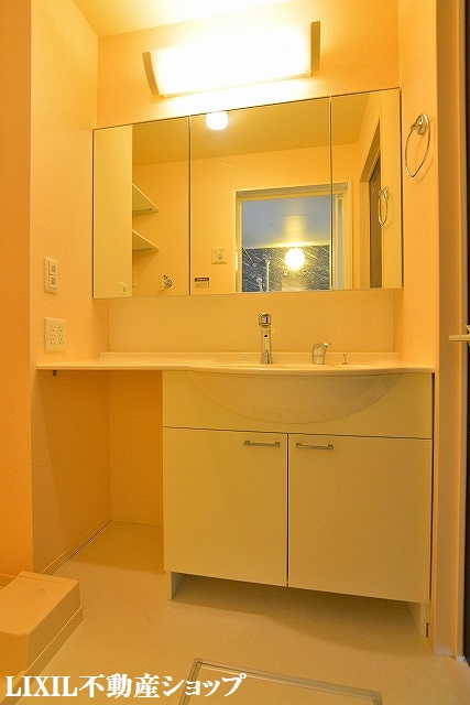 洗面設備　シャワー付洗髪洗面台です。