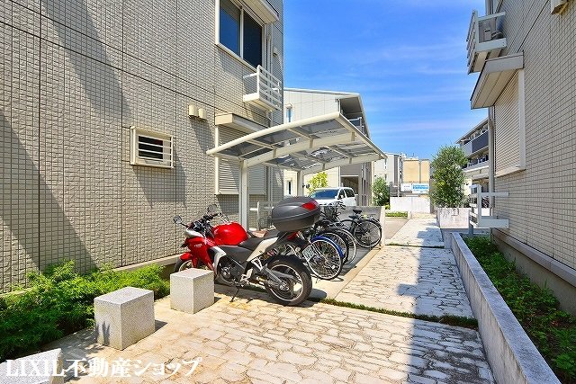 その他共有部分　敷地内に屋根付きの駐輪場があります。