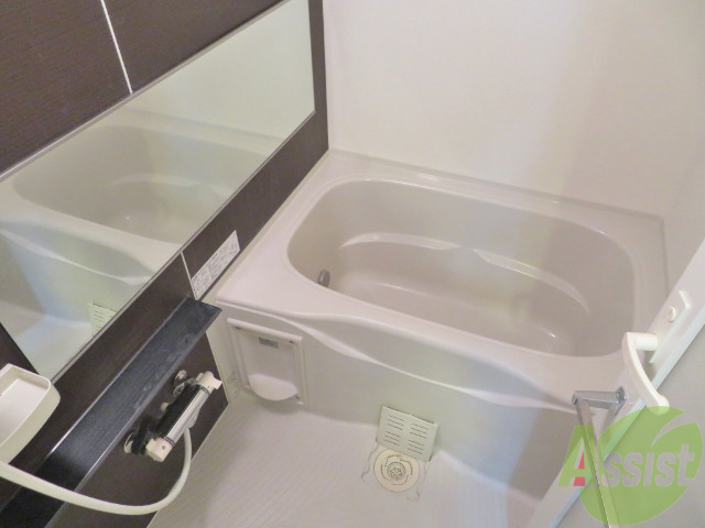 バス・シャワールーム　バスルームはこちらです。広々としてゆったり休めます。