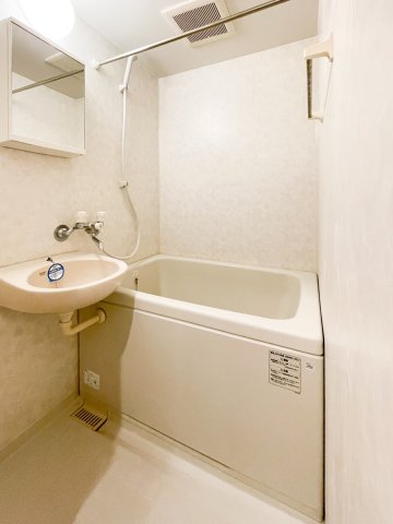 バス・シャワールーム　同型タイプの写真です。色が異なる場合があります。現況優先。