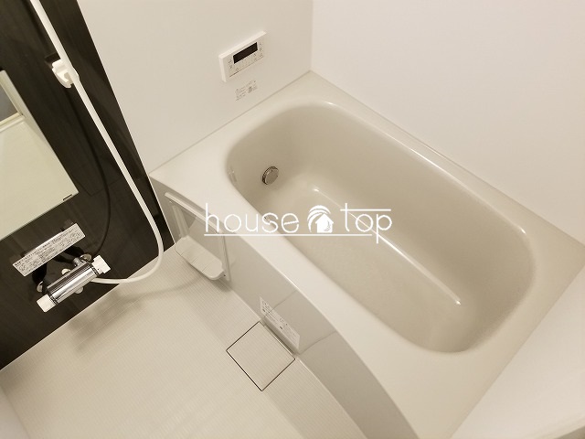 バス・シャワールーム　ゆったりと入浴出来る追い焚き給湯式バス！