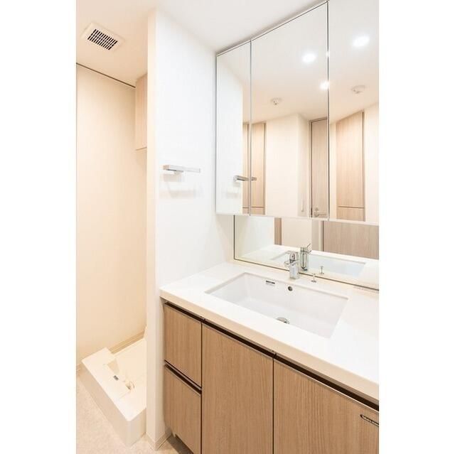 洗面設備　ゆったりとスペースのある洗面所