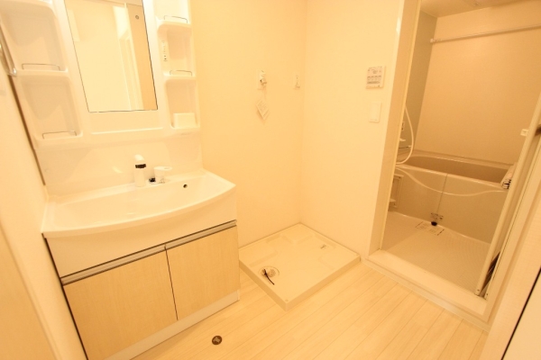 洗面設備　独立洗面台で朝の準備も快適です♪